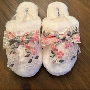 Brand New Mood Pop Fluffy White Slippers with Floral Bow